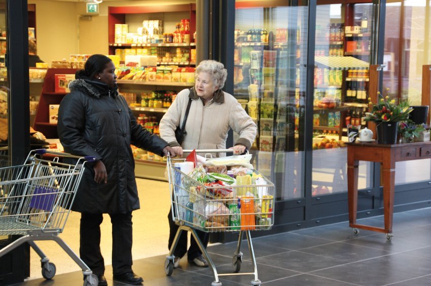 Hogewey even has a supermarket where residents can pick up ingredients for cooking at home. They are all allowed to shop on their own, regardless of whether they forget their money or buy impractical items.